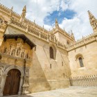 L'elegante ingresso della Cappella Reale di Granada introduce al luogo che custodisce i sepolcri dei Re Cattolici, simbolo della storia e dell'unità della Spagna.