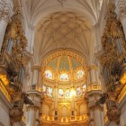L'interno della Cattedrale di Granada incanta con navate maestose, altari riccamente decorati e una luce che valorizza uno dei massimi capolavori del Rinascimento spagnolo.