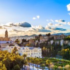 Il panorama di Malaga unisce la maestosa Cattedrale, il verde dell'Alcazaba e il fascino del centro storico. Un perfetto incontro tra arte, storia e Mediterraneo.