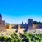 L'Alcazaba di Antequera svetta sulle antiche mura arabe, regalando panorami mozzafiato e un viaggio nella storia musulmana dell'Andalusia tra torri e bastioni.