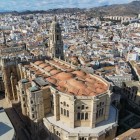 La Cattedrale di Malaga domina il centro storico con la sua maestosa architettura rinascimentale. Simbolo della città, regala panorami unici tra storia, arte e Mediterraneo.
