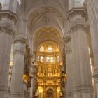 Le imponenti navate della Cattedrale di Granada conducono verso lo splendido altare dorato, dove arte rinascimentale, spiritualità e storia si fondono in perfetta armonia.