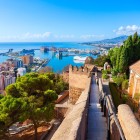 Dall'Alcazaba di Malaga lo sguardo abbraccia il porto, il Mediterraneo e la città. Un'antica fortezza araba che regala panorami spettacolari nel cuore dell'Andalusia.