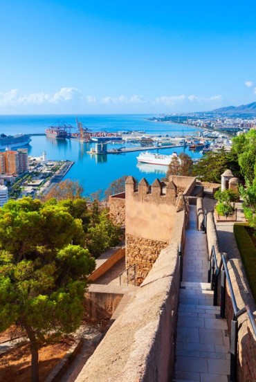 Dall'Alcazaba di Malaga lo sguardo abbraccia il porto, il Mediterraneo e la città. Un'antica fortezza araba che regala panorami spettacolari nel cuore dell'Andalusia.