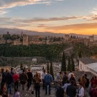 Dal Mirador de San Nicolás si apre il panorama più iconico di Granada, con l'Alhambra illuminata dal tramonto e la Sierra Nevada sullo sfondo. Un'emozione indimenticabile.