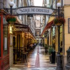 Il Pasaje de Chinitas conquista con la sua atmosfera elegante, tra locali storici, scorci suggestivi e il ricordo di Federico García Lorca nel cuore più autentico di Malaga