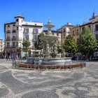 Plaza Bib-Rambla è il cuore vivace di Granada, tra l'elegante fontana centrale, edifici storici e caffè all'aperto. Un luogo perfetto per respirare l'autentica atmosfera andalusa.