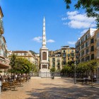 Plaza de la Merced è il cuore storico di Malaga, dove cultura, arte e vita cittadina si incontrano. Tra storia, locali e atmosfera vivace, regala un'esperienza autentica a ogni visita.