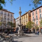 Plaza del Carmen, nel cuore di Granada, è una vivace piazza dove si affaccia il Municipio. Punto d'incontro della città, unisce storia, cultura e autentica atmosfera andalusa.