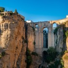 Il Puente Nuevo collega le due anime di Ronda sospeso sulla gola di El Tajo. Un capolavoro del XVIII secolo che regala panorami spettacolari nel cuore dell'Andalusia.