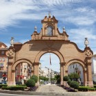 La monumentale Puerta de Estepa accoglie i visitatori nel cuore di Antequera. Un'elegante porta storica che racconta il passato e il fascino senza tempo dell'Andalusia.