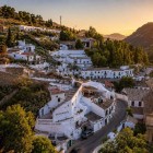 Di fronte all'Alhambra, il Sacromonte affascina con le sue case grotta e l'anima del flamenco. Tra storia, musica e tradizioni, regala l'essenza più autentica di Granada