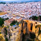 Il Puente Nuevo domina la spettacolare gola di El Tajo, simbolo di Ronda. Un panorama mozzafiato dove natura, storia e architettura regalano scorci iconici dell'Andalusia.