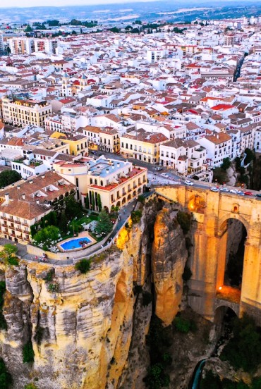 Il Puente Nuevo domina la spettacolare gola di El Tajo, simbolo di Ronda. Un panorama mozzafiato dove natura, storia e architettura regalano scorci iconici dell'Andalusia.