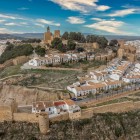 L'Alcazaba di Antequera domina la città dalle antiche mura arabe, regalando panorami spettacolari e un viaggio tra storia, leggende e il fascino autentico dell'Andalusia.