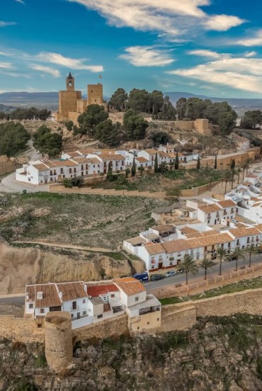 L'Alcazaba di Antequera domina la città dalle antiche mura arabe, regalando panorami spettacolari e un viaggio tra storia, leggende e il fascino autentico dell'Andalusia.
