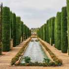 I Giardini dell'Alcázar di Cordova incantano con viali di cipressi, vasche riflettenti e fontane eleganti. Un'oasi di pace che custodisce il fascino senza tempo dell'Andalusia.