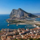 La Rocca di Gibilterra domina il panorama con le sue imponenti pareti calcaree, affacciandosi sul porto e sullo Stretto che unisce il Mediterraneo all'Oceano Atlantico.