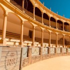 Le eleganti gallerie della Plaza de Toros di Ronda mostrano colonne in pietra e archi sovrapposti, testimonianza della storica tradizione taurina andalusa.