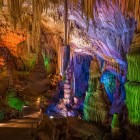 Le spettacolari St. Michael's Cave sorprendono con imponenti stalattiti e stalagmiti illuminate, creando un viaggio nel cuore della Rocca di Gibilterra tra natura e meraviglia.