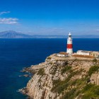 Il Faro di Europa Point segna l'estremità meridionale di Gibilterra, affacciandosi sullo Stretto con una vista che nelle giornate limpide raggiunge le coste del Marocco.