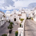 La piccola piazza di Mijas, circondata da case bianche e vicoli in pietra, custodisce una caratteristica cappella che racconta il fascino autentico dei borghi andalusi.
