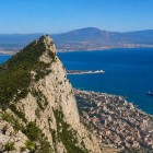 La cresta della Rocca di Gibilterra regala una vista straordinaria sulla città, sul porto e sullo Stretto, dove le coste di Europa e Africa sembrano avvicinarsi.