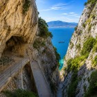 La passerella scavata nella Rocca di Gibilterra attraversa spettacolari pareti calcaree, regalando scorci unici sullo Stretto e sulle coste che separano Europa e Africa.