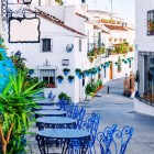 Un angolo del centro storico di Mijas accoglie tra case bianche, balconi fioriti e tavolini all'aperto, offrendo l'atmosfera autentica di uno dei borghi più belli dell'Andalusia.