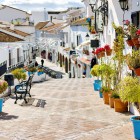 Le stradine di Mijas, tra case bianche, vasi fioriti e scorci panoramici, raccontano l'autentica atmosfera dei celebri villaggi bianchi dell'Andalusia.
