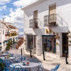 Un angolo di Mijas invita a rallentare tra case bianche, balconi in ferro battuto e tavolini all'aperto, dove l'atmosfera autentica racconta il fascino della Costa del Sol.