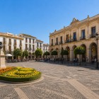 Plaza de España è il cuore di Ronda, dominata da eleganti edifici storici, portici e giardini curati, con la statua di Blas Infante simbolo della città.