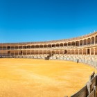 La Plaza de Toros di Ronda, tra le più antiche di Spagna, colpisce con l'ampia arena circolare e i portici in pietra, simbolo della tradizione andalusa.