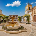 Piazza del Socorro custodisce la chiesa neobarocca e la storica fontana, a pochi passi dalla Plaza de Toros di Ronda, simbolo della tradizione equestre spagnola.