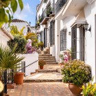 Tra vicoli lastricati, case bianche e balconi fioriti, Mijas conserva il fascino dei borghi andalusi, regalando scorci autentici con vista sulla Costa del Sol.
