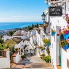 Mijas domina la Costa del Sol con le sue case bianche, i balconi fioriti e i vicoli panoramici, conservando il fascino autentico di uno dei borghi più iconici dell'Andalusia.