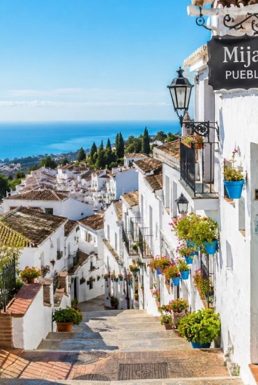 Mijas domina la Costa del Sol con le sue case bianche, i balconi fioriti e i vicoli panoramici, conservando il fascino autentico di uno dei borghi più iconici dell'Andalusia.