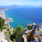 Dalla sommità della Rocca di Gibilterra lo sguardo abbraccia lo Stretto, dove Europa e Africa si fronteggiano regalando uno dei panorami più spettacolari dell'Andalusia.