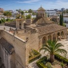 L'antico Alcázar di Jerez de la Frontera custodisce giardini, cortili e architetture moresche, raccontando secoli di storia nel cuore dell'Andalusia.