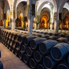 Nelle storiche bodegas di Jerez de la Frontera, le botti di rovere custodiscono il prezioso vino Sherry, seguendo il tradizionale metodo Solera tramandato da generazioni.