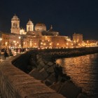 Le luci del Paseo del Vendaval accompagnano lo sguardo verso la Cattedrale di Santa Croce sul Mare, regalando a Cadice un'atmosfera romantica affacciata sull'Atlantico.
