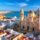 La Cattedrale di Santa Croce sul Mare domina il centro storico di Cadice con la sua cupola dorata, affacciandosi sull'Atlantico tra vicoli bianchi e antiche piazze.