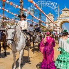 La celebre Feria del Caballo di Jerez de la Frontera anima la città con eleganti cavalli andalusi, abiti tradizionali e un'atmosfera di festa che celebra le radici dell'Andalusia.