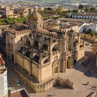La Cattedrale di Jerez de la Frontera domina il centro storico con la sua elegante architettura, simbolo di una città dove arte, vino Sherry e tradizioni andaluse si incontrano.