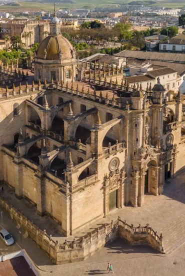 La Cattedrale di Jerez de la Frontera domina il centro storico con la sua elegante architettura, simbolo di una città dove arte, vino Sherry e tradizioni andaluse si incontrano.