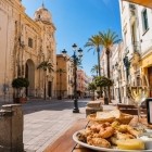 Il tradizionale pesce fritto di Cadice viene servito a pochi passi dalla Cattedrale di Santa Croce sul Mare, unendo i sapori autentici dell'Atlantico al fascino del centro storico.
