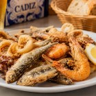 Il pesce fritto di Cadice, preparato con pescato fresco dell'Atlantico, è il piatto simbolo della città e conquista con sapori genuini, croccantezza e autentica tradizione andalusa.
