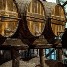 Le antiche botti di rovere custodiscono il vino Sherry durante il lungo affinamento con il tradizionale metodo Solera, simbolo dell'eccellenza enologica di Jerez.