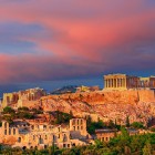 Al tramonto l'Acropoli domina Atene con il Partenone illuminato da calde sfumature rosate. Un panorama che racconta oltre duemila anni di storia e civiltà greca.