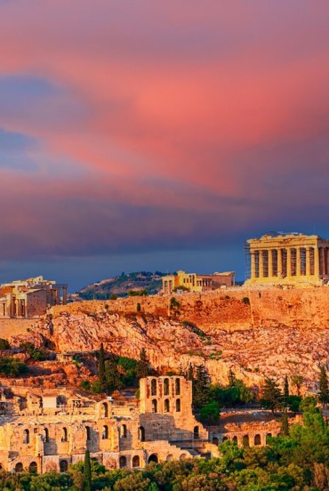 Al tramonto l'Acropoli domina Atene con il Partenone illuminato da calde sfumature rosate. Un panorama che racconta oltre duemila anni di storia e civiltà greca.